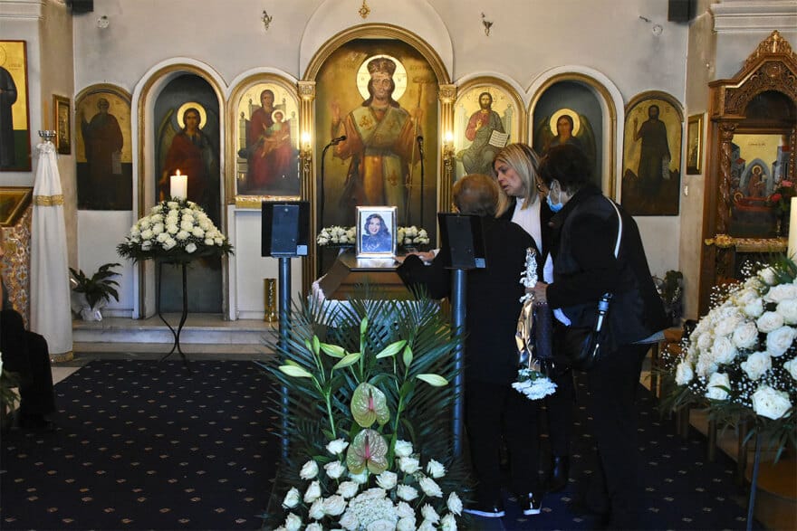 Κηδεία Κάτιας Νικολαΐδου: «Ράγıσε καρδιές» ο σπαραγμός της μητέρας της στο τελευταίο χειροκρότημα- Ο αδελφός της κράτησε το φέρετρο 4 kideia-nikolaidou-2