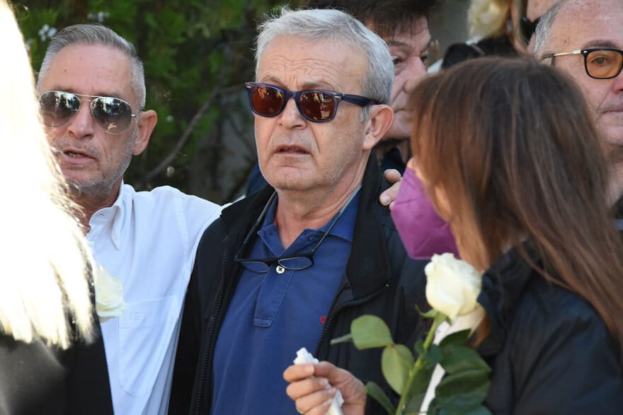 Κηδεία Κάτιας Νικολαΐδου: «Ράγıσε καρδιές» ο σπαραγμός της μητέρας της στο τελευταίο χειροκρότημα- Ο αδελφός της κράτησε το φέρετρο 17 kideia-nikolaidou-22