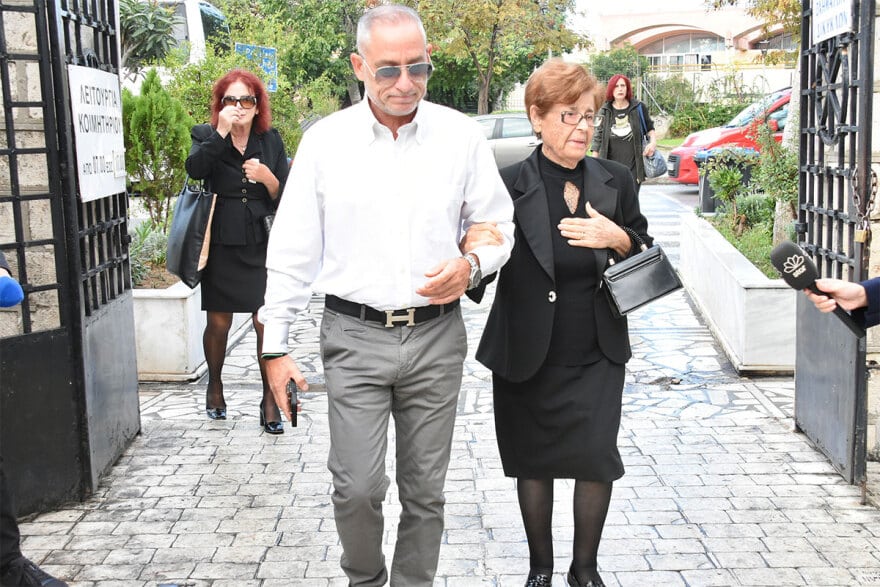 Κηδεία Κάτιας Νικολαΐδου: «Ράγıσε καρδιές» ο σπαραγμός της μητέρας της στο τελευταίο χειροκρότημα- Ο αδελφός της κράτησε το φέρετρο 2 kideia-nikolaidou-4