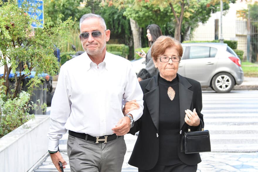 Κηδεία Κάτιας Νικολαΐδου: «Ράγıσε καρδιές» ο σπαραγμός της μητέρας της στο τελευταίο χειροκρότημα- Ο αδελφός της κράτησε το φέρετρο 1 kideia-nikolaidou-5