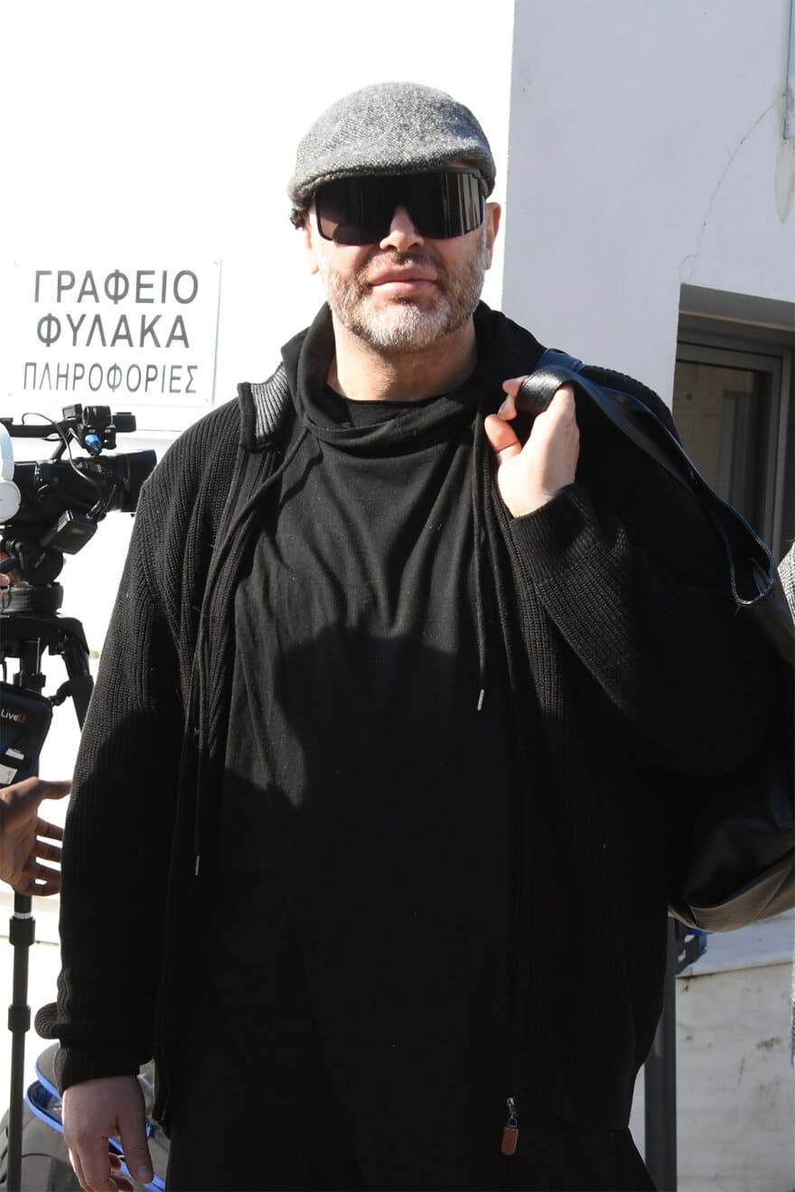 Κηδεία Κάτιας Νικολαΐδου: «Ράγıσε καρδιές» ο σπαραγμός της μητέρας της στο τελευταίο χειροκρότημα- Ο αδελφός της κράτησε το φέρετρο 6 kideia-nikolaidou-6