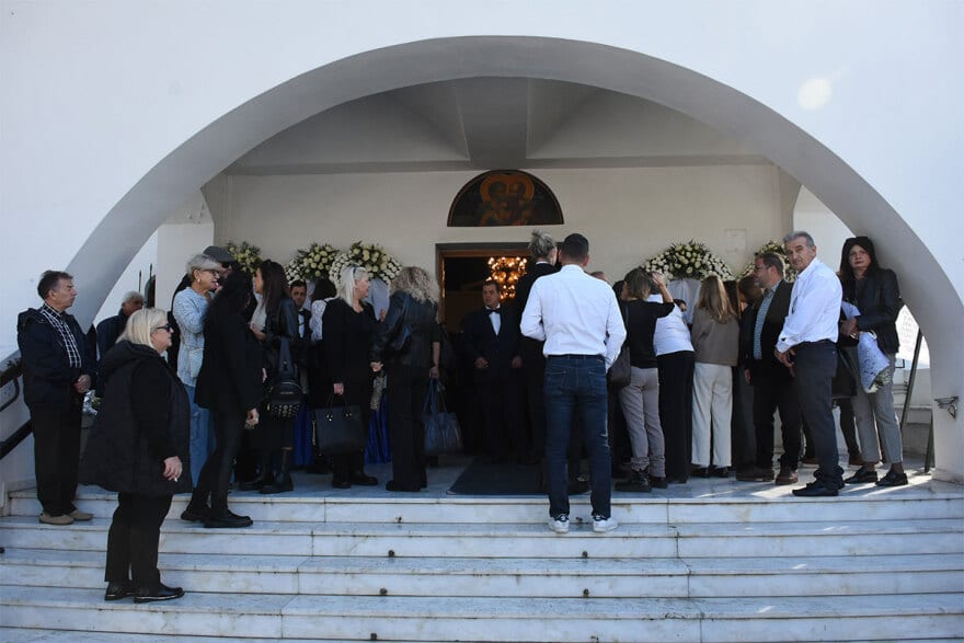 Κηδεία Κάτιας Νικολαΐδου: «Ράγıσε καρδιές» ο σπαραγμός της μητέρας της στο τελευταίο χειροκρότημα- Ο αδελφός της κράτησε το φέρετρο 7 kideia-nikolaidou-9