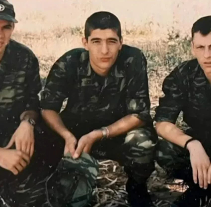 koyremenos me tin psili kontra xyrismenos agnoristos o vasilis mpismpikis sti fotografia poy kykloforei