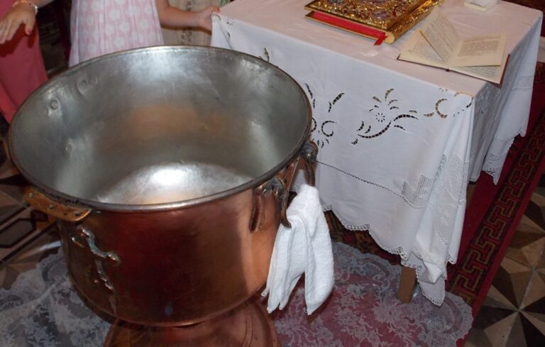 Ο πρώην σύζυγος απεıλεi ότι δεν θα το φέρει το παιδί μας στη βάπτıσή του, αν δεν το πούμε Φίλιππο