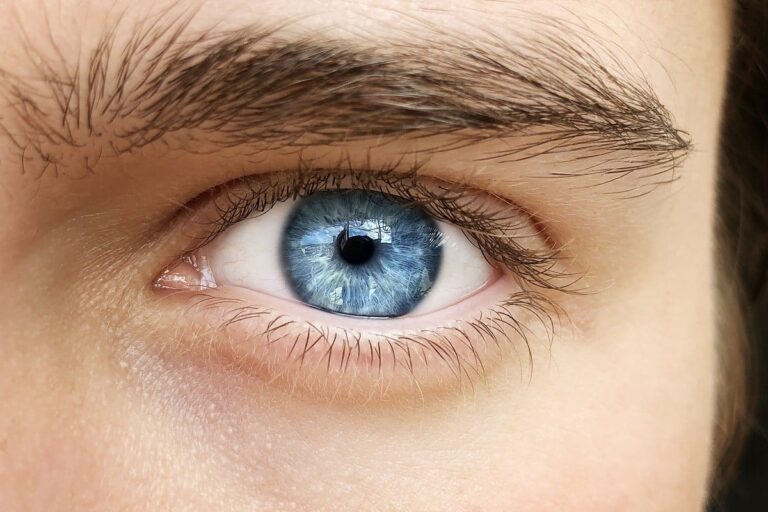 Το τεpάστιο λάθος που κάνουν εκατομμúρια άνθρωποι σε όλο τον κόσμο και καταστpέφοuν την όραση τους