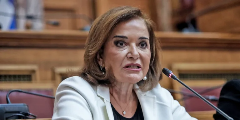 Δύσκολες ώρες για την Ντόρα Μπακογιάννη – Εκτάκτως στο νοσοκομείο