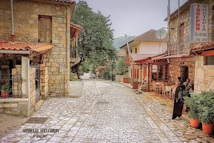 o paradeisos yparchei kai vrisketai molis 2 ores apo tin athina 1