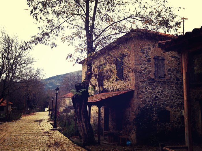 o paradeisos yparchei kai vrisketai molis 2 ores apo tin athina 4