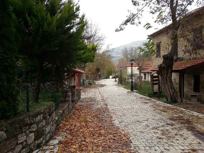 o paradeisos yparchei kai vrisketai molis 2 ores apo tin athina 6