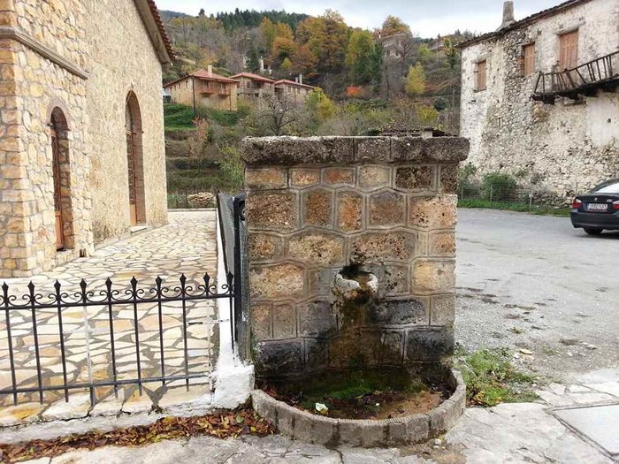 o paradeisos yparchei kai vrisketai molis 2 ores apo tin athina 7