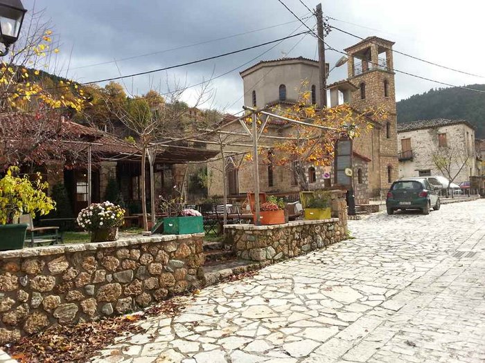 o paradeisos yparchei kai vrisketai molis 2 ores apo tin athina 8