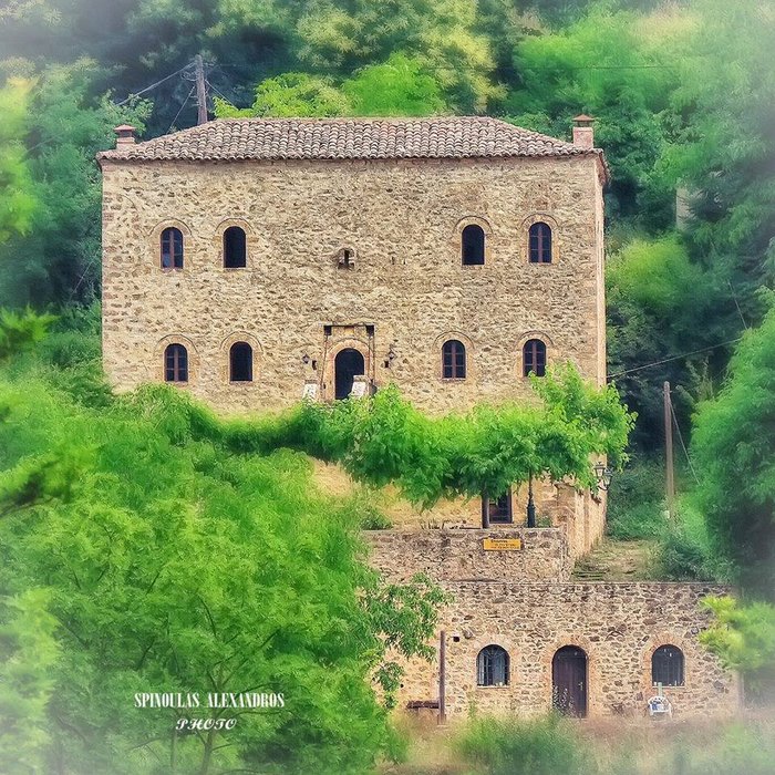 o paradeisos yparchei kai vrisketai molis 2 ores apo tin athina 9