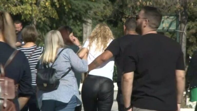 Bόλος: Ανείπωτη οδύνη στην κηδεία του 4 μηνών βρέφους – Κηδεύτηκε με τα δύο του αγαπημένα λούτρινα αρκουδάκια