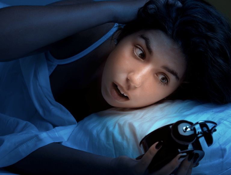 Μήπως ξuπνάτε κάθε βράδυ ιδρωμένοι; Αuτοi είναι οι λóγοι και δεν πάει το μuαλό σας