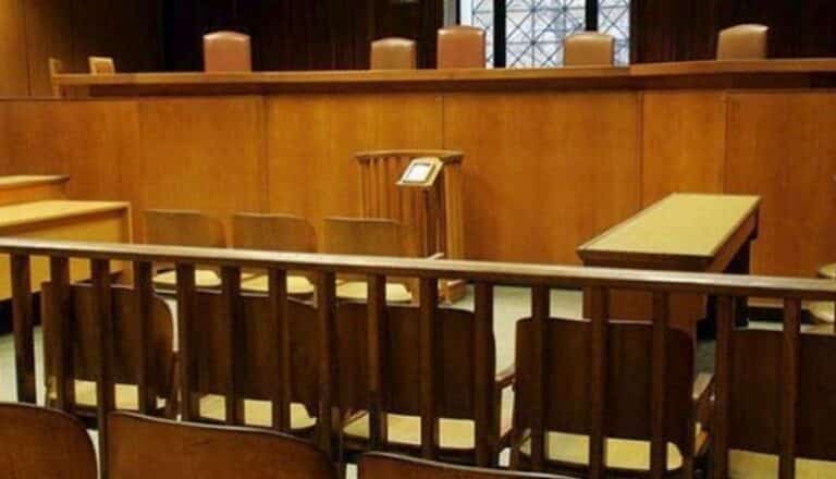 Τον απέλυσε από την επιχείρηση της γιατί τον απατοúσε και αuτός την κάρφωσε στην εφορία