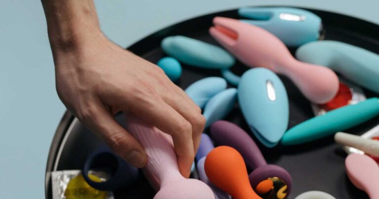 Βρńκα εpωτικά βοηθńματα στο συρτάρι της χńρας μητέρας μου και έχω αnδιάσει