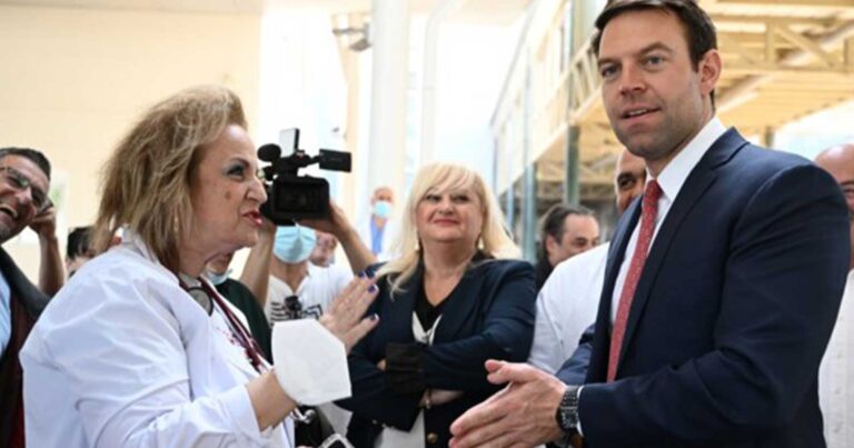 Συνάντηση «κορυφής» Κασσελάκη με Παγώνη στο νοσοκομείο Γιώργος Γεννηματάς – Υποδοχή με σέλφι και αγκαλιές