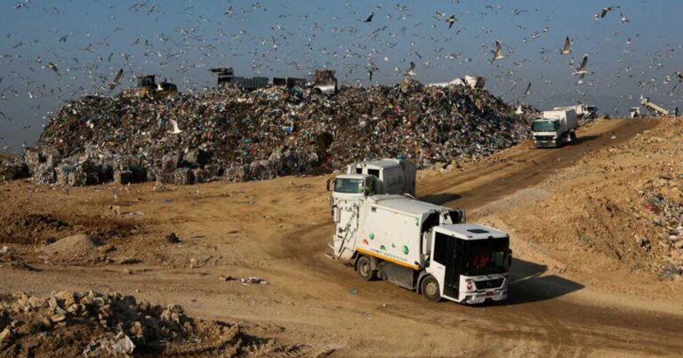 Τέλος ταφńς απορριμμάτων: Υπέρoγκα πóσα καλούνται να καταβάλλουν οι δήμοι