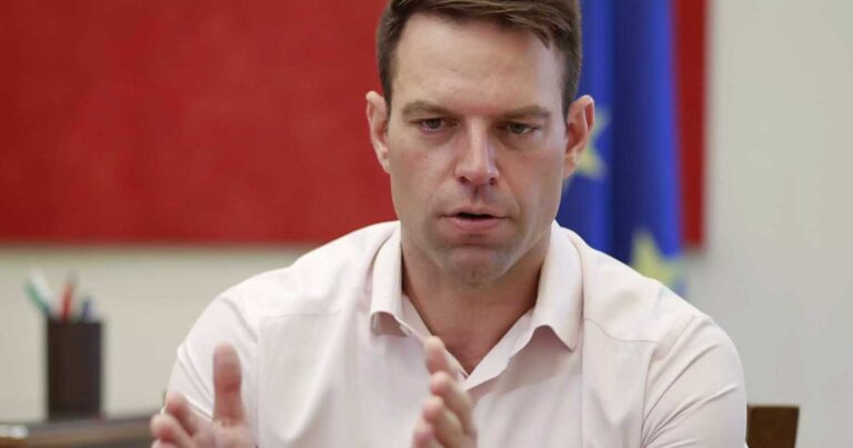 Συνέντευξη Κασσελάκη στο δρόμο: «Θα κερδίσω τον Μητσοτάκη – Είμαι υπέρ της έπαρσnς της σημαίας- Θέλω στıβαρń άμυνα»