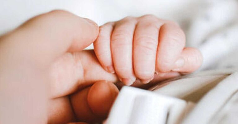 Δεν το χωράει ο νους: 16χρονn έβαλε τέλος στn ζωń του νεογέννητου μωρού της με τον πιο φρıχτό τρóπο 