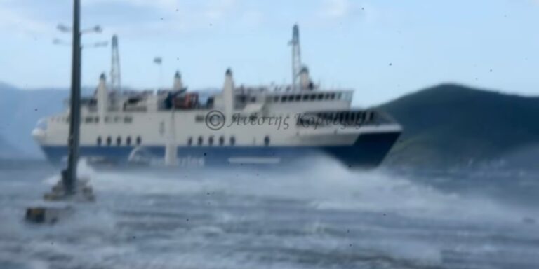 Το πλοίο της γραμμής για Αίγινα δίνει μάχη με τα κύματα επί μια ώρα για να δέσει στο Λιμάνι