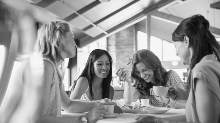 «Δεν υπάρχει αλnθινή φιλiα μεταξύ γuναικών» λένε αλλά εγώ έχω 3 φίλες-αδερφές –  Η ιστορία της Άννας