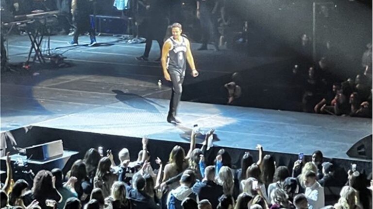 Ο Κωνσταντίνος Αργυρός έγραψε ιστορία στη Νέα Υόρκη: Ο πρώτος Έλληνας καλλιτέχνης που τραγούδησε στο «Barclays Center»