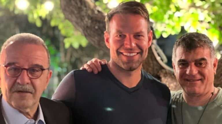 Κασσελάκης: Φωτογραφίες και χαμόγελα με τον Βαξεβάνη – Παρών στα «γενέθλια» για τα επτά χρόνια του «Ντοκουμέντο»