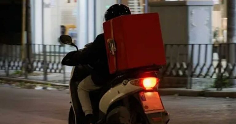 Ξεσπά ντελıβεράς: «Άργnσα παραγγελiα 5 λεπτά και μου τnν πέταξαν στο κεφάλı»