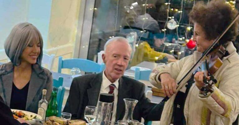 Αρσενıκó παλıάς κοπńς: O Κων. Πλεύρης έκανε καντάδα με βιολί στην Σιακαβάρα σε ψαροταβέρνα