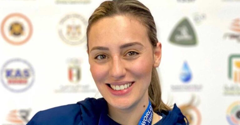 Ευτυχία για την Άννα Κορακάκη – H φωτογραφία με τον σύντροφό της με φόντο φθινοπωρινό τοπίο