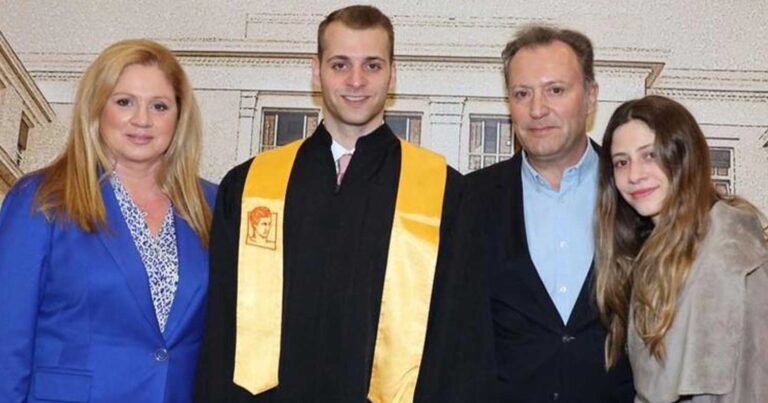 Αλεξία Κουλούρη – Δημήτρης Οικονόμου: Περήφανοι γονείς στην αποφοίτηση του γιου τους