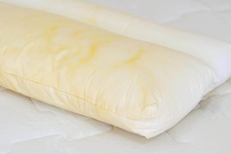 Πώς θα καθαρίσεις εύκολα τις κιτρινίλες από τα μαξιλάρια σου