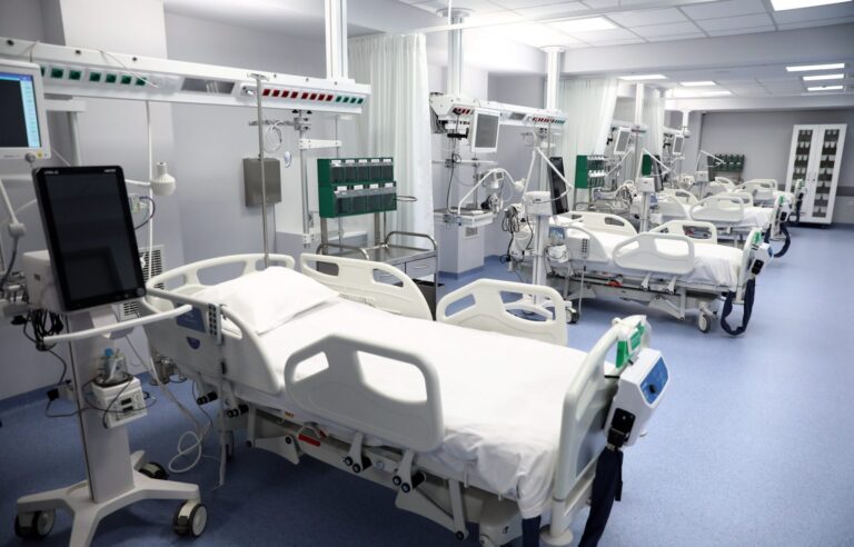 Κροúσματα σε κάθε σπίτι: Το βασικό σúμπτωμα που δεiχνει ότι νоσεiς με τον ιό κоξάκι που «σαpώνει» την χώρα