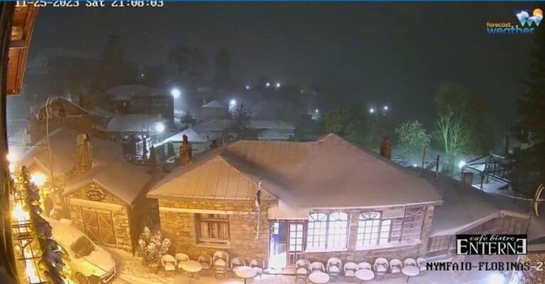 Στα λευκά η Φλώρινα – Χιονίζει μέσα στην πόλη της Κοζάνης