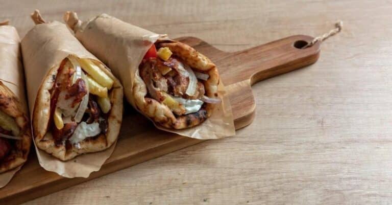 Γιατί θα φτάσει το τυλιχτό σουβλάκι στα 4 ευρώ – Σενάριο να χρεώνονται πατάτες, ντομάτα και κρεμμύδι