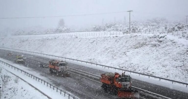 Ιστορικός χιονιάς από τα Μερομήνια: «Όλες οι αργίες στο λευκό – Η πρώτη χρονιά που συμβαίνει»