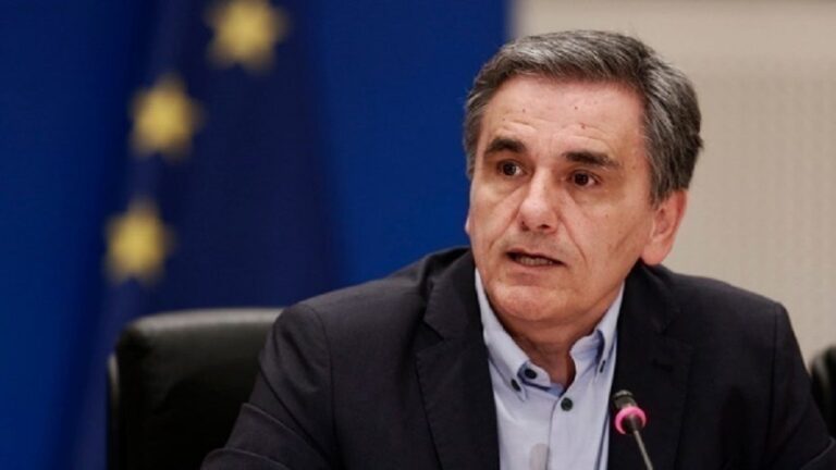 Τσακαλώτος και Πέρκα δεν παραδίδουν τις έδρες τους στον ΣΥΡΙΖΑ