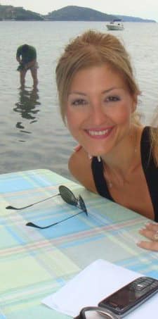 Δεν θα την αναγνώριζε ούτε ο Πρετεντέρης: Με κοτσίδα, μάχıμη & κοúκλα – Έτσı ήταν η Ράνια Τζίμα πριν από 15 χρόνια 2 tzima2