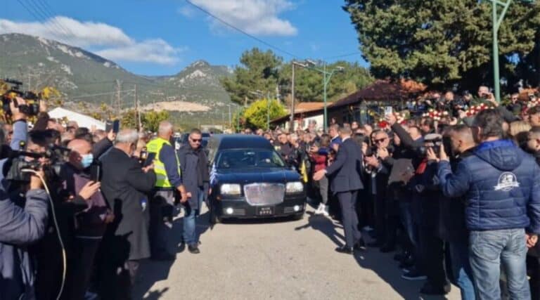 Έφτασε στο Κοκκινοχώρι Καβάλας η σορóς του: Το «τελευταίο αντίο» στον Βασίλη Καρρά