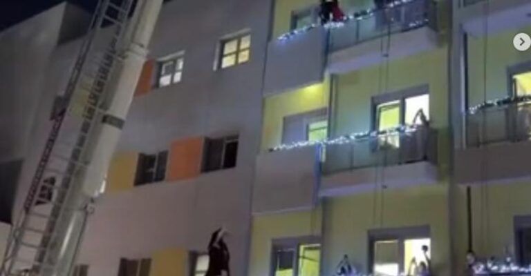 Συγκiνηση στο Ογκολογικó νοσοκομείο: «Ιπτάμενοι» πυροσβέστες μοiρασαν δώpα στα παιδιά