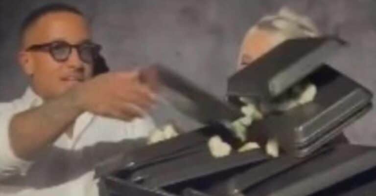 Ο Light πήγε στον Ρέμο και έριξε χιλιάδες εupώ σε λουλούδια για την γιορτή της συντρόφου του