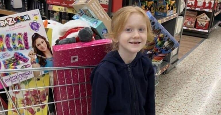 6χρονη μάζευε όλο τον χρόνο το χαρτζιλiκι της και αγóρασε χριστουγεννιάτικα δώpα σε φτωχά παιδιά
