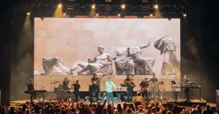 Κωνσταντίνος Αργυρός: Τραγούδησε το «Αθήνα μου» στο Τορόντο με φόντο τα Γλυπτά του Παρθενώνα και αποθεώθηκε