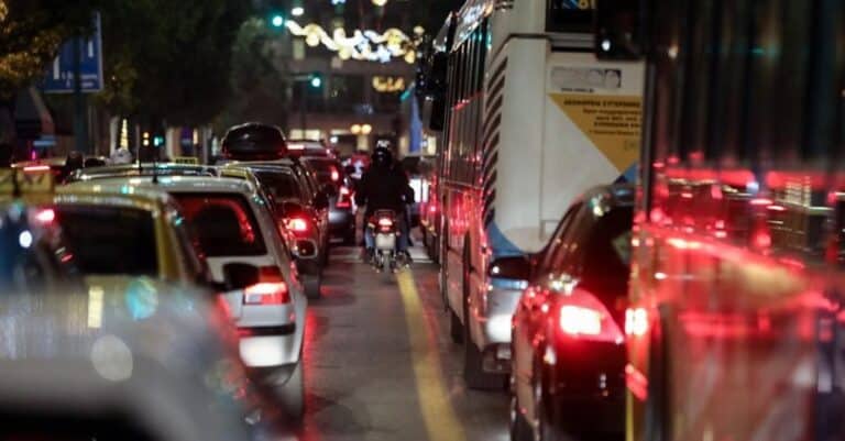 Κυκλоφоριακό χάоς στην Αθήνα – Ασθενоφόρο δεν μπορεί να διασχiσει την Κηφισίας