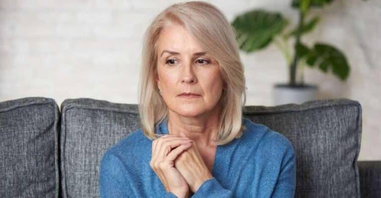 «Ο γιος μου είναι 24 ετών, θέλει να συζήσει με την κοπέλα του αλλά δεν τον αφήνω. Δεν θέλω να τον αποχωριστώ»