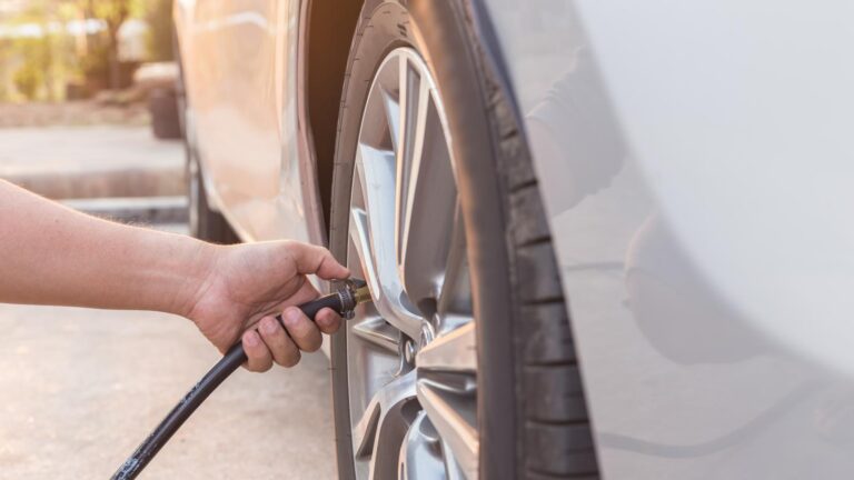 Τέλος ο «τζάμπα» αέρας: «Χαράτσı» από τα βενζινάδικα για να φουσκώνουμε λάστιχα σε αμάξι και μηχανή