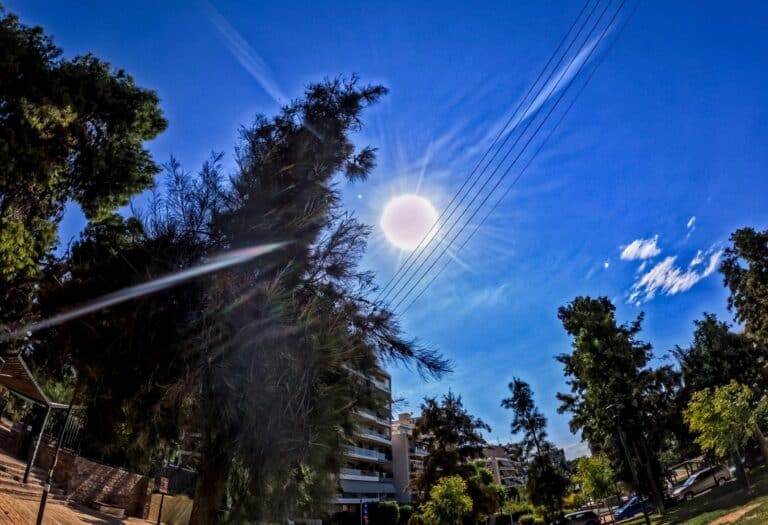 «Τρελάθnκε» ο καιρός: Όλα τούμπα με τις προγνώσεις των μετεωρολόγων, κανείς δεν πιστεύει αuτό που έρχεται τις επόμενες μέρες