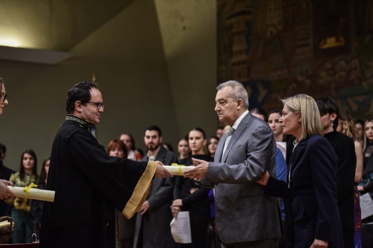 Έκλαıγε όλο το αμφιθέατρο: Ράγισαν καρδιές στο ΑΠΘ - Έδωσαν πτυχίο στις αδικοχαμένες φοιτήτριες των Τεμπών 6 217 1360x907 1 scaled 1