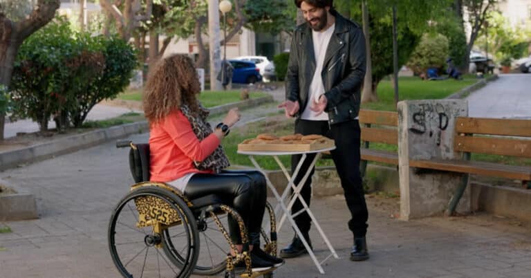 Διονύσης Ατζαράκης και Κατερίνα Βρανά δείχνουν σε 3 λεπτά πόσο «τέλεια» είναι η ζωή των ΑμεΑ στην Ελλάδα και γίνονται viral στο Tik Tok